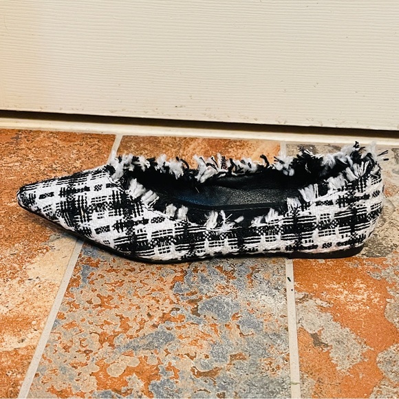 🕊️NWOB! Beautiful Black & White Wool Plaid Fringe Flats! - Picture 3 of 9